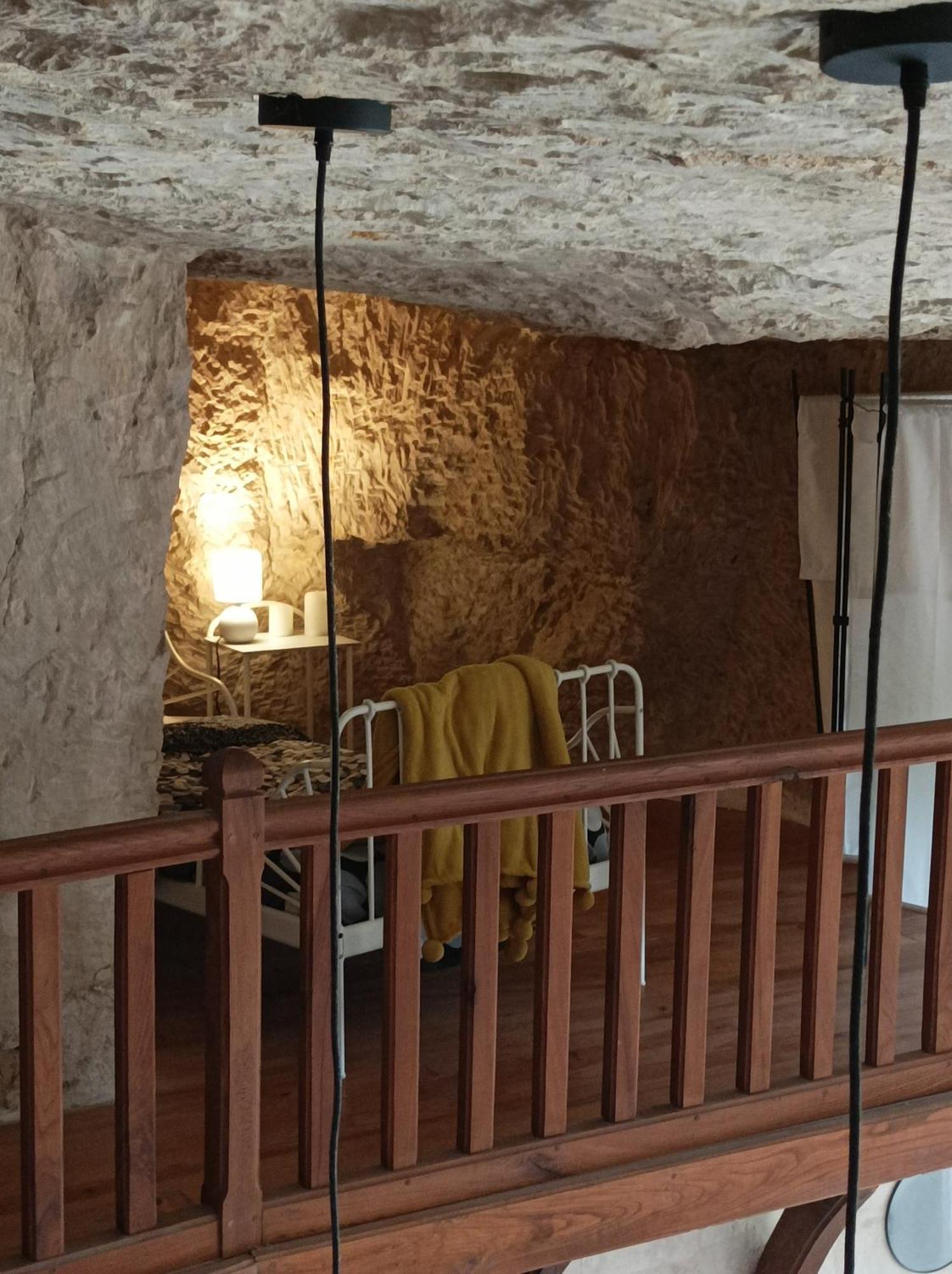 Gite Des Perreyeurs - Maison Troglodyte Avec Vue Sur Loire Монтзоро Экстерьер фото
