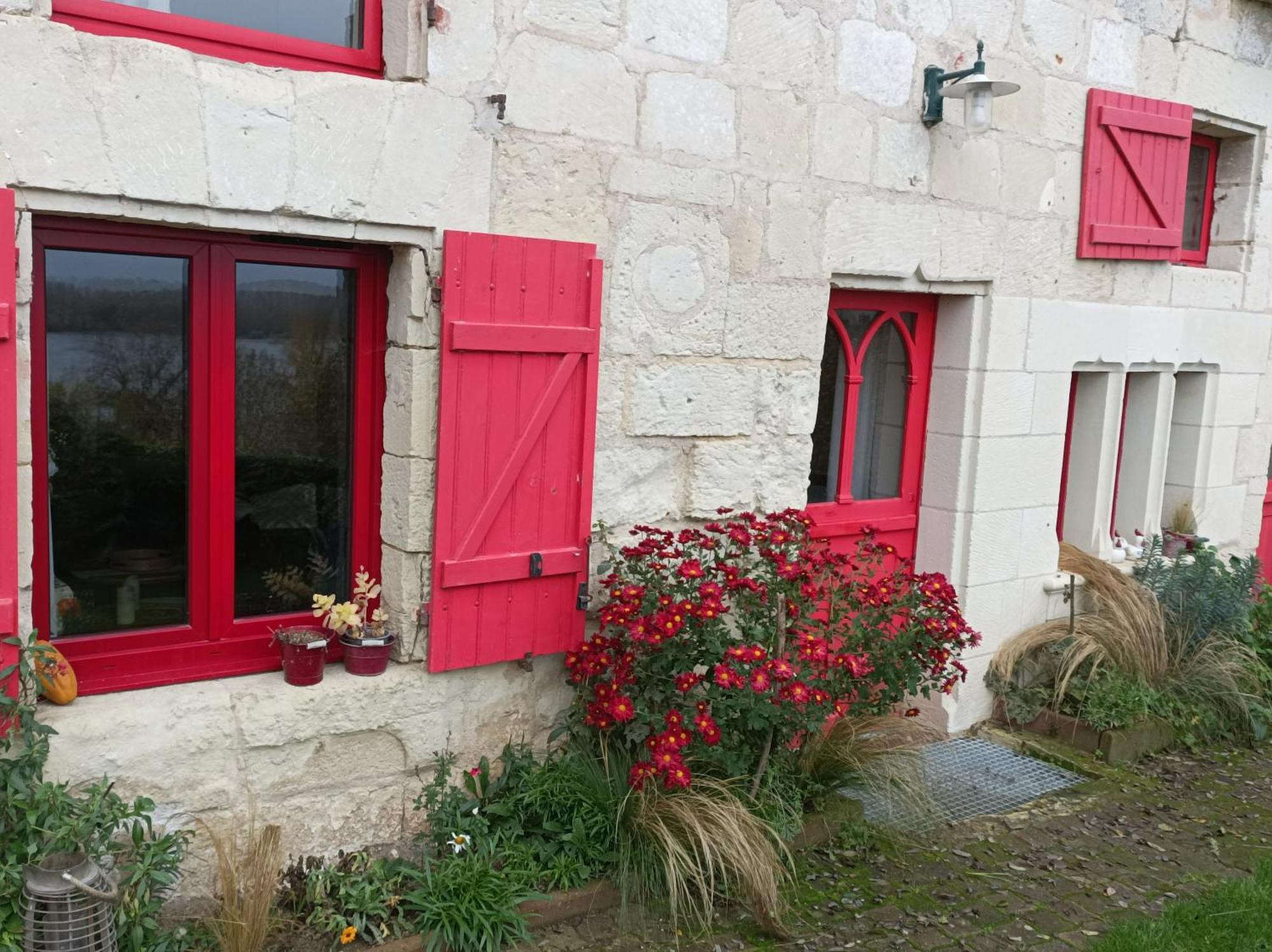 Gite Des Perreyeurs - Maison Troglodyte Avec Vue Sur Loire Монтзоро Номер фото