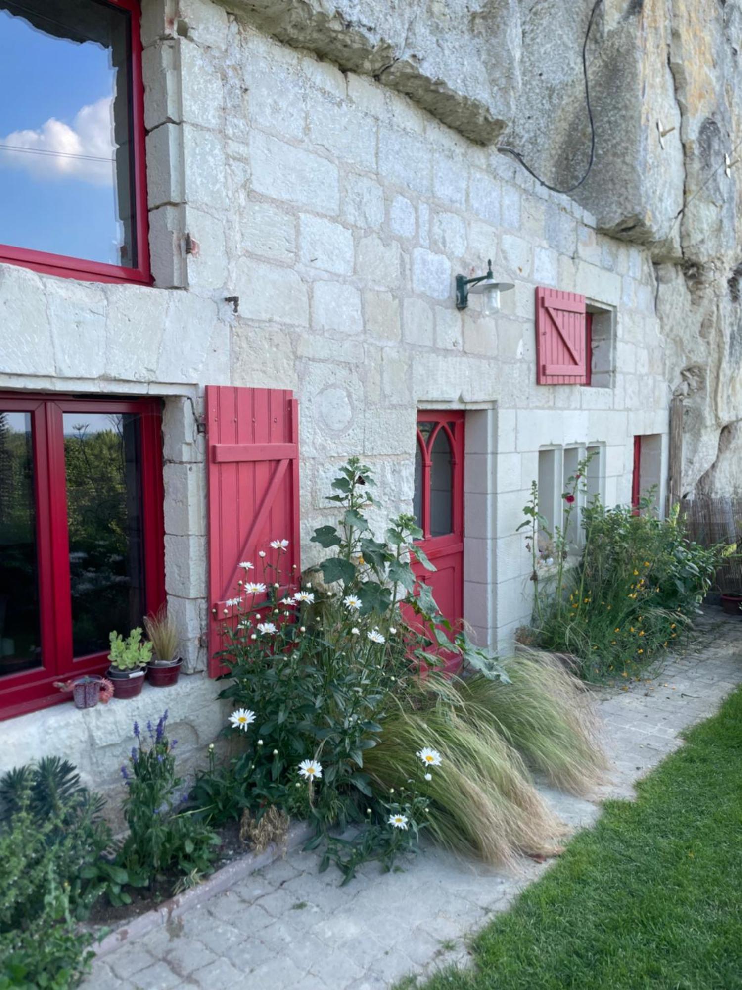 Gite Des Perreyeurs - Maison Troglodyte Avec Vue Sur Loire Монтзоро Экстерьер фото